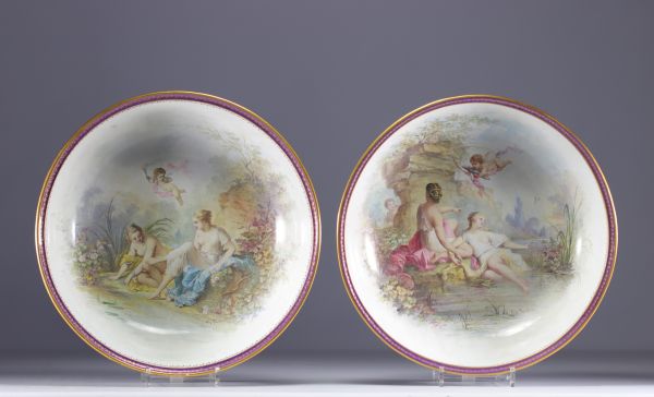 Eugène POITEVIN (1806-1870) - Imposante paire de plats en porcelaine de Sèvres aux décors de Nymphes du XIXe siècle