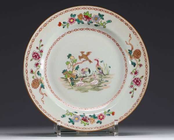 Chine - Assiette en porcelaine polychrome famille rose à décor de canards et de fleurs, XVIIIème.