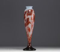 D'ARGENTAL - Paul NICOLAS (1875-1952) Vase en verre multicouche dégagé à l'acide au décor de feuilles de pavot, signé.