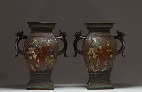 Japon - Paire de vases balustre en bronze patiné et émaux cloisonnés à décor de personnages, époque Meiji, marque en creux sous les pièces.