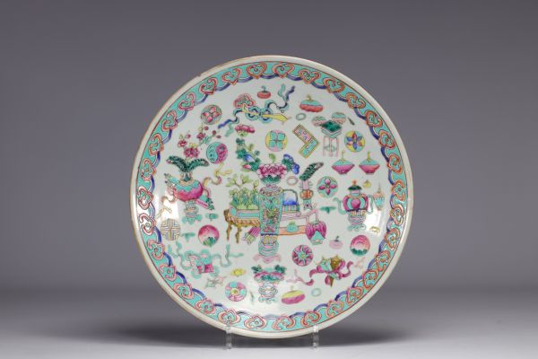 Assiette en porcelaine de chine de la Famille Rose à décor de mobiliers du XIXe siècle