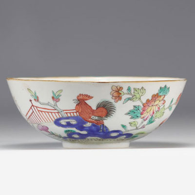 Famille Rose porcelain bowl decorated with roosters