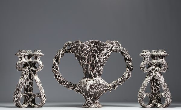 Marius GIUGE (1909-1980) Vallauris - Vase et paire de bougeoirs en céramique émaillée.