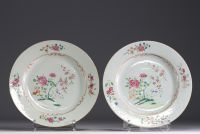 Ensemble de huit assiettes en porcelaine polychrome familles rose, époque XVIIIème.