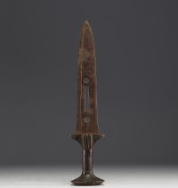 Afrique RDC - Ensemble de divers objets, couteaux, herminette et croix.