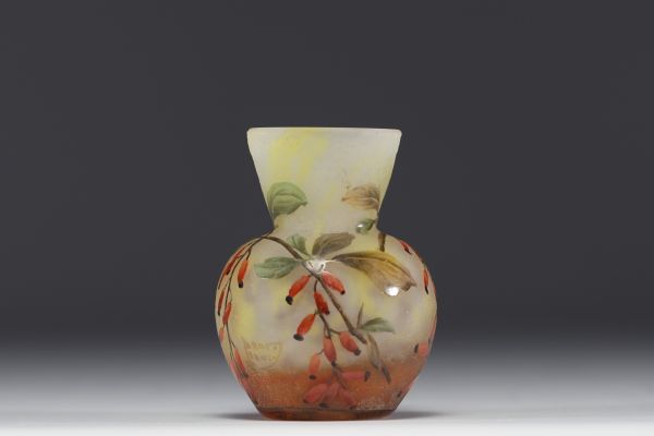 DAUM Nancy - Small vase in enamelled marbled glass decorated with small berries, signed.