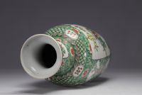 China - Green family porcelain vase decorated with warriors, 19th century.