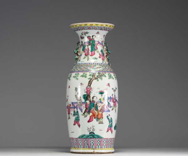 China - Large pink family polychrome porcelain vase decorated with children playing, 19th century.