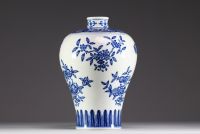 Chine - Vase porcelaine blanc bleu à décor de pêches et de fleurs, XXème.