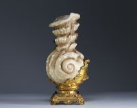 Vase en porcelaine en forme de coquillage sur monture en régule à patine dorée et décor d'une jeune elfe, XIX-XXème.