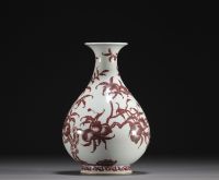 China - Porcelain vase decorated with iron-red peaches, Qing period.