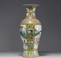 China - A green family polychrome porcelain vase decorated with warriors, 19th century.