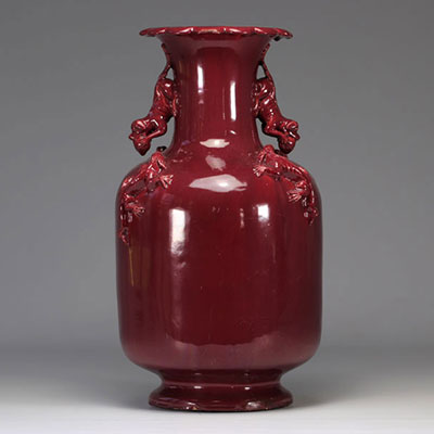 Vase en porcelaine glaçure rouge décoré de Chilons