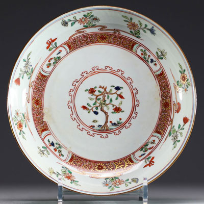 Chine - Assiette en porcelaine polychrome à décor d'arbres et de fleurs, XVIIIème.