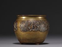 Japan - Bronze offering bowl with flower decoration, Meiji period, late 19th century.