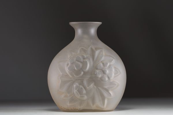 Charles CATTEAU (1880-1966) pour la Verrerie de Scailmont - Vase Art Déco en verre moulé pressé et satiné, vers 1915-30, signé à la base.