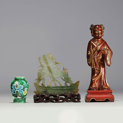 Chine - Ensemble d'objets composé d'une sculpture en bois laqué, un vase miniature et une sculpture en jade.