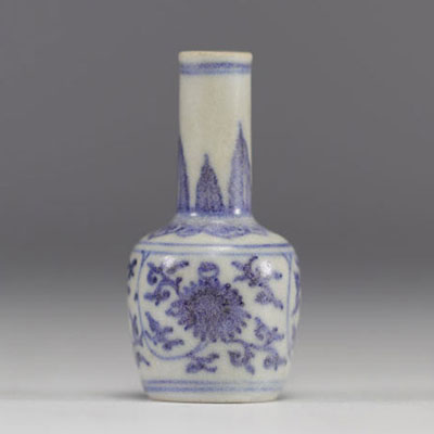 Chine - Vase miniature en porcelaine en blanc et bleu avec la marque Xuande, époque Ming (1368-1644)