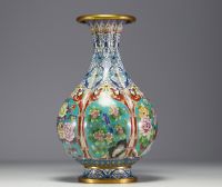 Chine - Vase en émail cloisonné à décor floral.