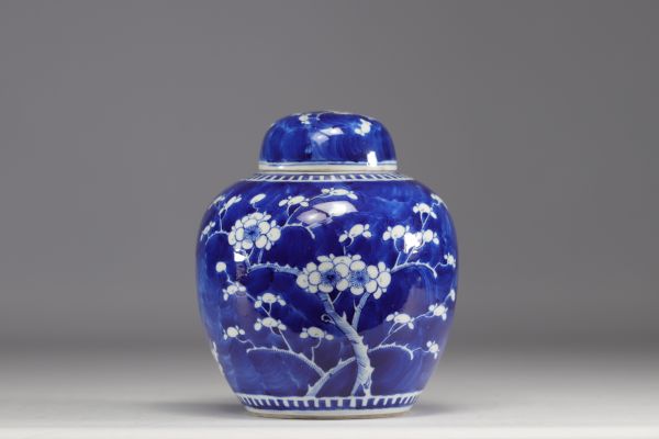 Chine - Pot à gingembre en porcelaine blanc bleu, marque au bleu à quatre caractères, XIXe siècle.