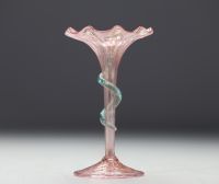 Murano - Vase sur pied en verre soufflé rose et paillettes d'or, un serpent enroulant le pied.