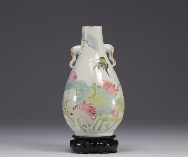 Chine, vase en porcelaine Qianjiang cai à décor de fleurs et d'oiseaux, XIXème.