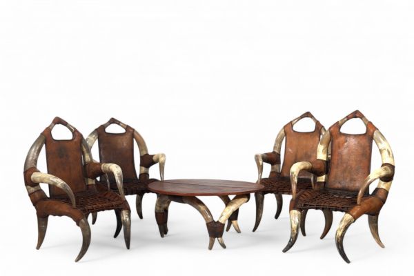 Ensemble composé d'une table et de quatre fauteuils ethniques en cornes et cuir de buffle, vers 1970-80