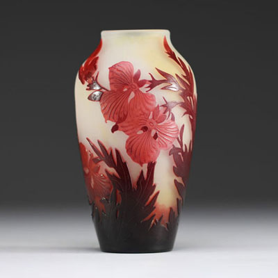 Émile GALLÉ (1846-1904) Vase en verre multicouche dégagé à l'acide au décor floral, signé.