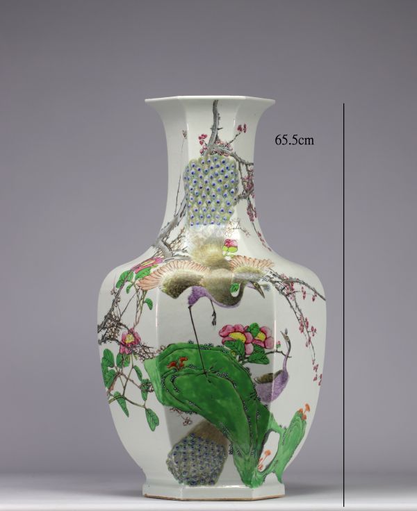 Imposant vase en porcelaine qianjiang cai  à décor de paons, de fleurs et d'oiseaux du XIXe siècle