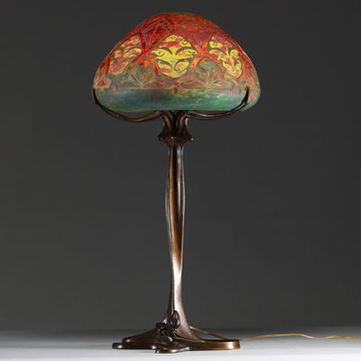 DAUM Nancy et Louis MAJORELLE (1859-1926) - Lampe de table en verre multicouche dégagé à l'acide à décor floral stylisé, non signée.