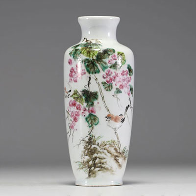 Chine - Vase en porcelaine polychrome à décor floral, oiseau et poème, marque sous la pièce, époque XIXème.