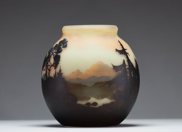 MULLER Frères Lunéville - Imposant vase boule en verre multicouche dégagé à l'acide à décor de montagnes et de pins, signé.