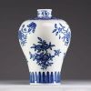 Chine - Vase porcelaine blanc bleu à décor de pêches et de fleurs, XXème.