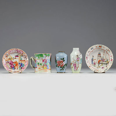 Chine - Ensemble de différentes pièces en porcelaine polychrome et un vase en émail cloisonné.