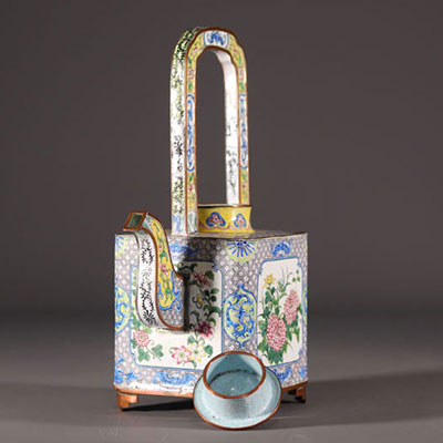 Chine - Grande théière en émail cloisonné à décor floral.