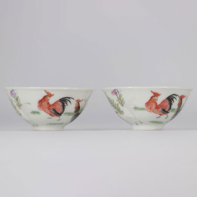 (2) Pair of Famille Rose mugs decorated with warm-colored roosters on a white background from 19th century