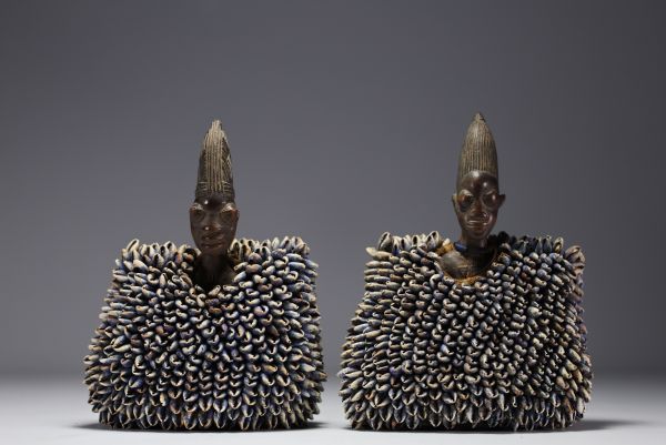 YORUBA NIGERIA - Belle et ancienne paire de figures Ibeji en bois destinée au culte des jumeaux.