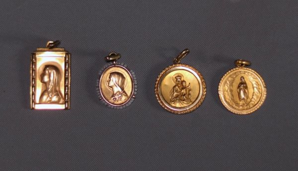 Set of four religious medals in yellow gold (2x18k and 2x9k) weighing 4.8gr.