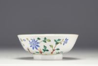 Chine - Bol en porcelaine polychrome à décor de pêches, de fleurs et poème, destiné au marché vietnamien, marque sous la pièce, époque XIXe siècle..