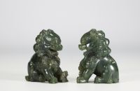 Chine - Paire de Lions de Fô, gardiens de temples, en jade vert sur terrasses en bois ajourées et moulurées.