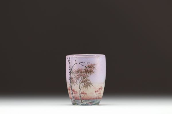 DAUM Nancy - Vase miniature en verre multicouche dégagé à l'acide et émaillé à décor de paysage lacustre et de bouleaux, signé sous la base.