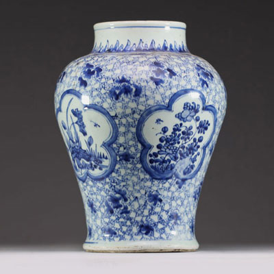 Chine - Vase balustre en porcelaine blanc bleu à décor de fleurs, marque à la feuille d'armoise dans un double cercle, Kangxi.