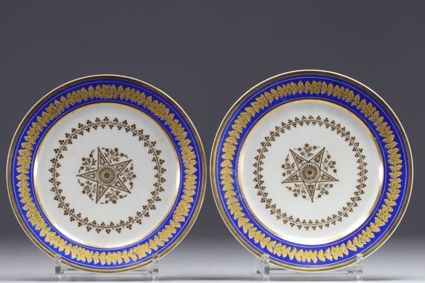 Paire d'assiettes en porcelaine de Paris d'époque Empire.