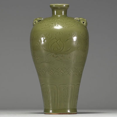 Chine - Vase en porcelaine monochrome vert à décor floral en relief, époque XIXème.
