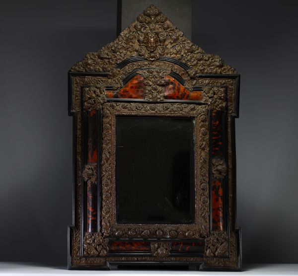 Miroir de style Louis XIV à parecloses en cuivre repoussé et écaille de tortue.