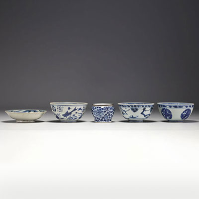 Chine - Ensemble de porcelaines blanc bleu à divers décors, marques au bleu sous les pièces.