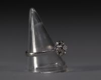 Ring in 18k white gold weighing 3.6 g.