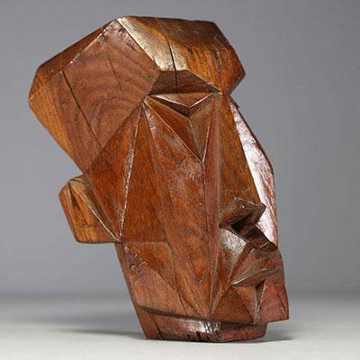 Visage cubiste en bois sculpté, travail moderniste belge vers 1920, travail d'un artiste de l'entourage d'Henry Van de Velde.