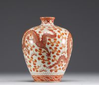 Chine - Vase en porcelaine à décor de dragons impériaux en rouge fer, dynastie Qing. marque Qianlong