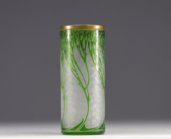 Baccara - Vase rouleau en verre multicouche et dorure.